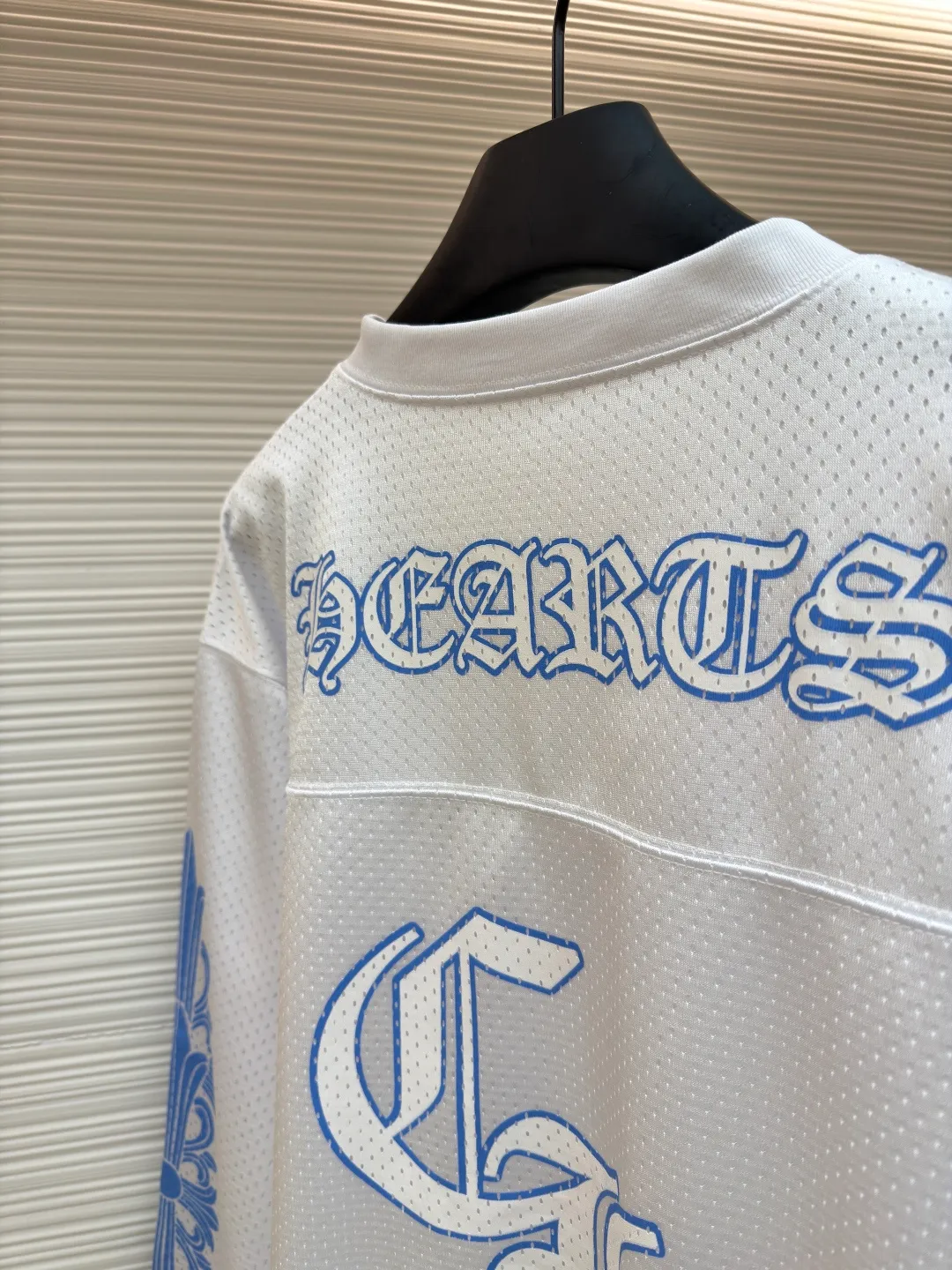 Chrome Hearts Glitter Hockey Jersey ●Item No.: 1681548-A35 ●Fabric: High-density 100D bird's eye fabric ●Technology: Mesh positioning production ●Color: White ●Version: Loose fit ●Weight: about 490 grams ●Size: S-M-L ●Description: YB open panel, custom dyed color, the highest version on the market. The fabric is made of high-density 100D bird's eye cloth. Double-sided mesh positioning is very time-consuming and the cost of labor loss is very high. It is not a single-layer thin transparent bottom junk product on the market. It has the same OS version for men and women. The overall wiring is straight and delicate, the fabric is comfortable and soft, and the color is consistent without color difference. It can be matched with the same style to create a fashionable look and control various occasions. Customized accessories, complete with three standards, same style for men and women!